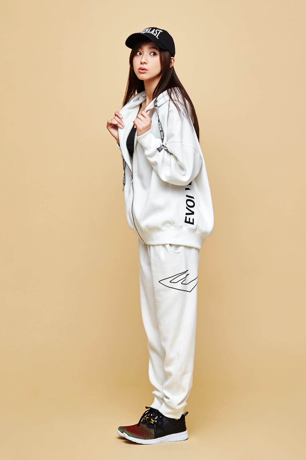 ビッグパーカー¥4,000(税込)、パンツ¥3,000(税込) ※10月13日よりHANGAAにて発売予定(予約受付中)/朝比奈彩