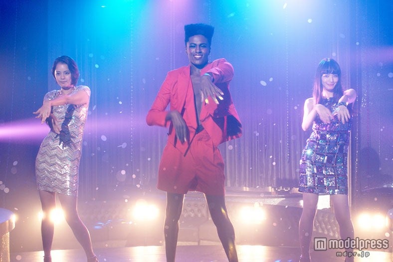 岸本セシル、小松菜奈が華やかでド派手なダンスを初披露　世界的ダンサー、ジョンテ・モーニング氏と異色のコラボ