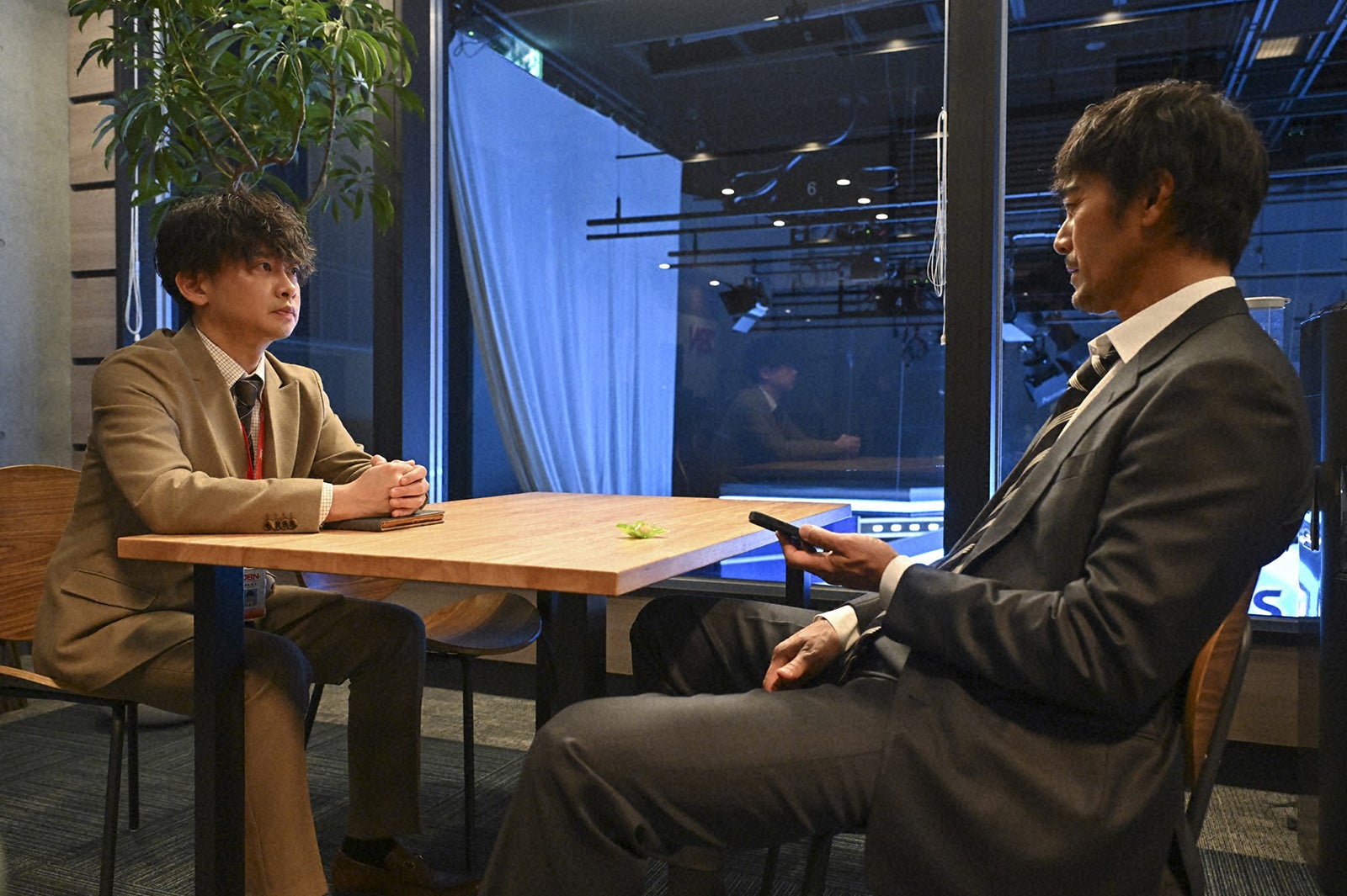 加藤晴彦、阿部寛「キャスター」第2話（C）TBS