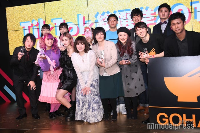 前列左から:きょーへい、しなこ、南部桃伽、筧美和子、柴犬コマリ、マミー(K-FIVEマミー)、オトコのゴハン(4人中2名)/後列左から:りかりこ(2名)、びっけ学園、てぃーご(K-FIVEマミー)、オトナのゴハン(4人中2名)/(C)モデルプレス