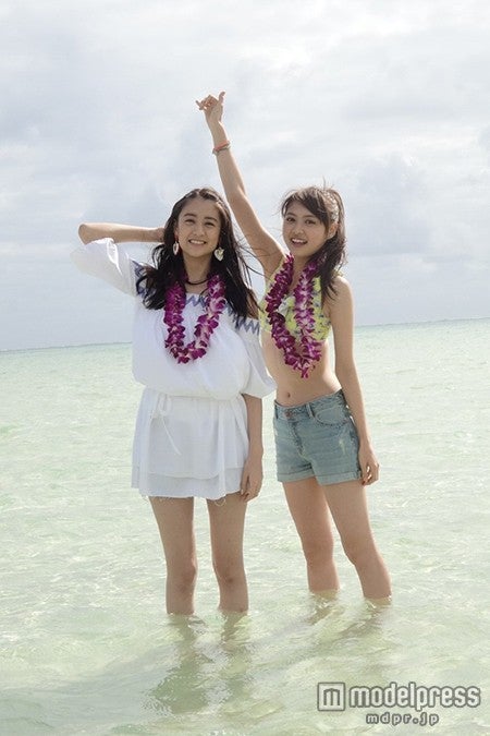 爽やかビーチファッションを披露（左から）山本美月、松元絵里花（C）テレビ東京