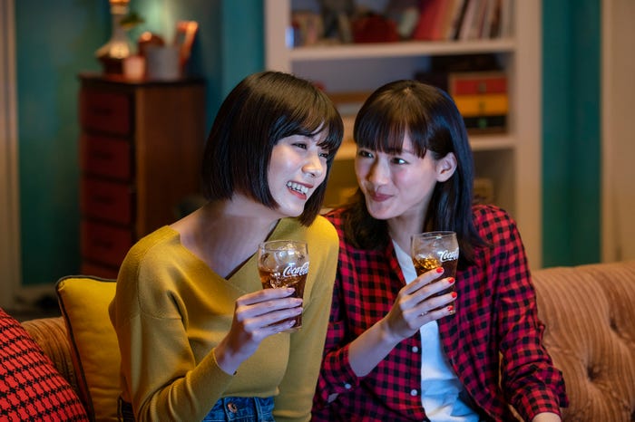 池田エライザ、綾瀬はるか/新CMメイキングカット (提供画像)