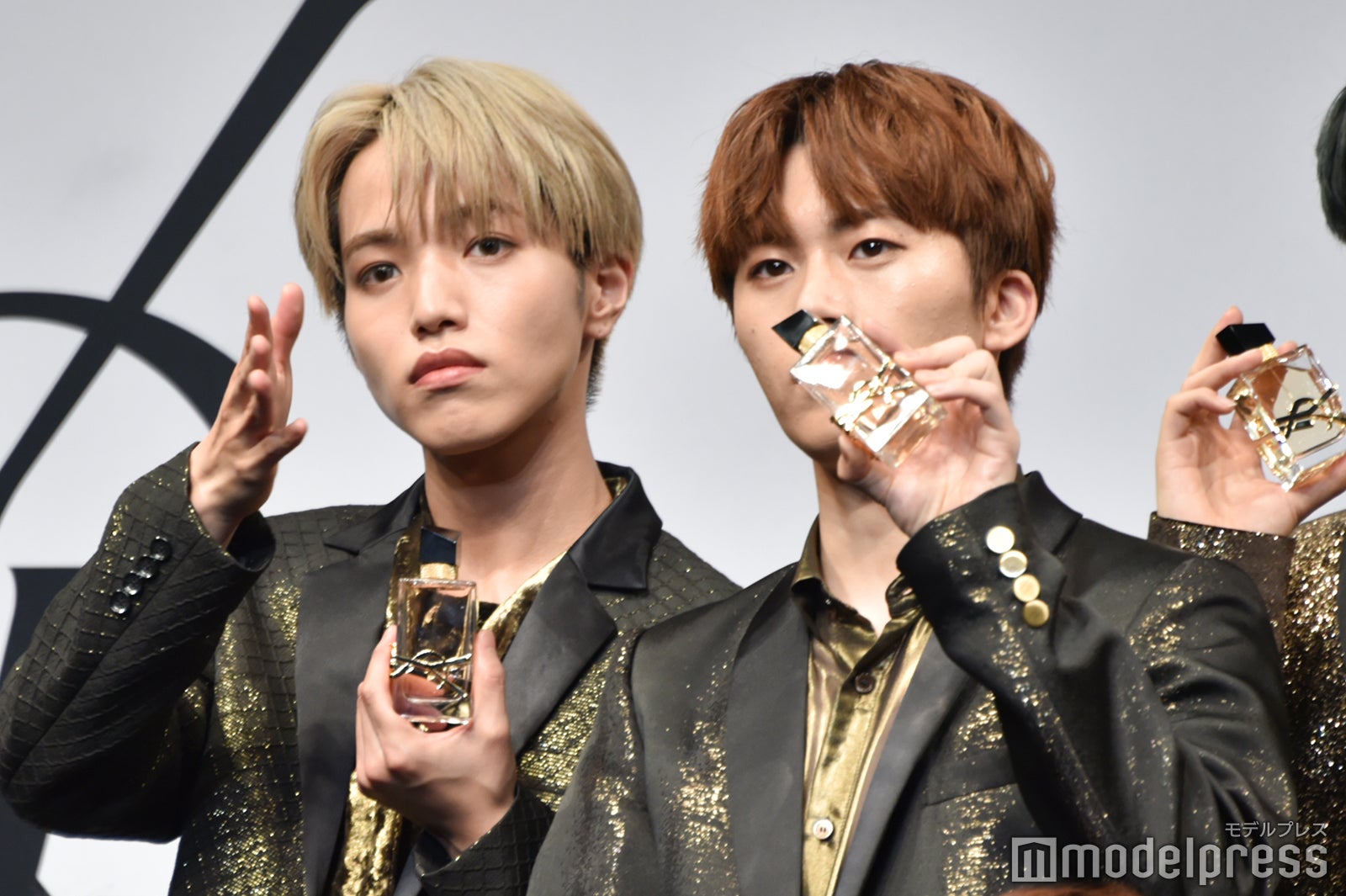 木全翔也（右）にカメラ位置を教える大平祥生 （C）モデルプレス