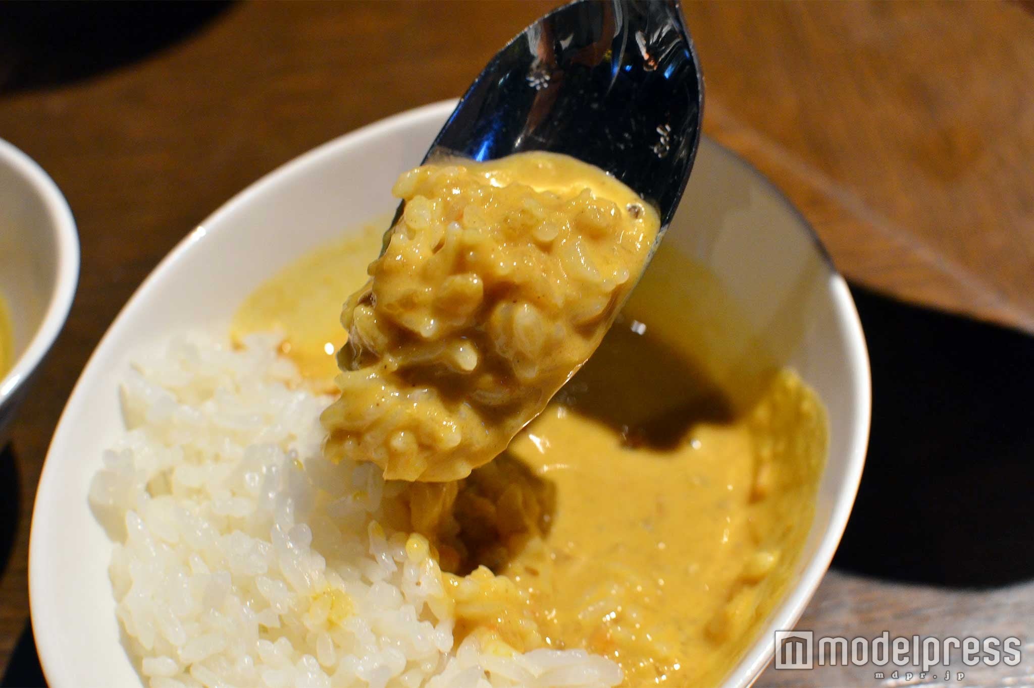 クリーミーなカレーが魅力（C）モデルプレス