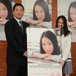 吉本実憂(右)と野球解説者の吉村禎章氏(左)