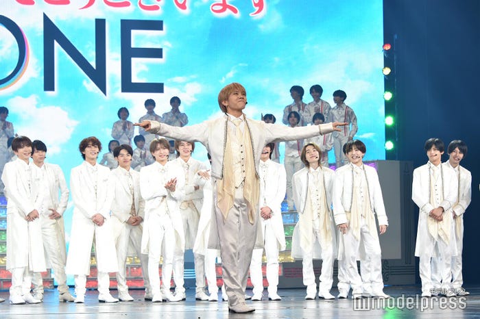 ステージ中央で歓声を浴びて気持ちよくなる佐々木大光、見守る7 MEN 侍、HiHi Jets、美 少年ら/「Act ONE」公開記者会見の様子(C)モデルプレス
