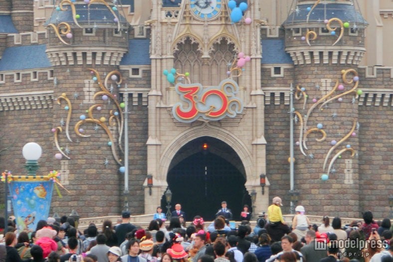 トム・スタッグス会長（中央）