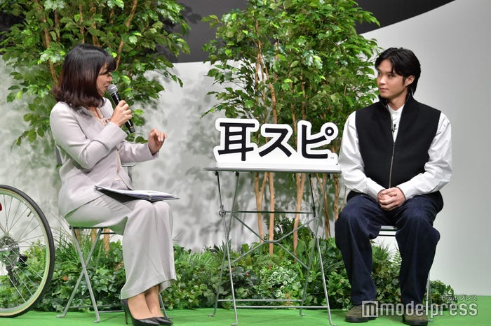 (右)磯村勇斗(C)モデルプレス