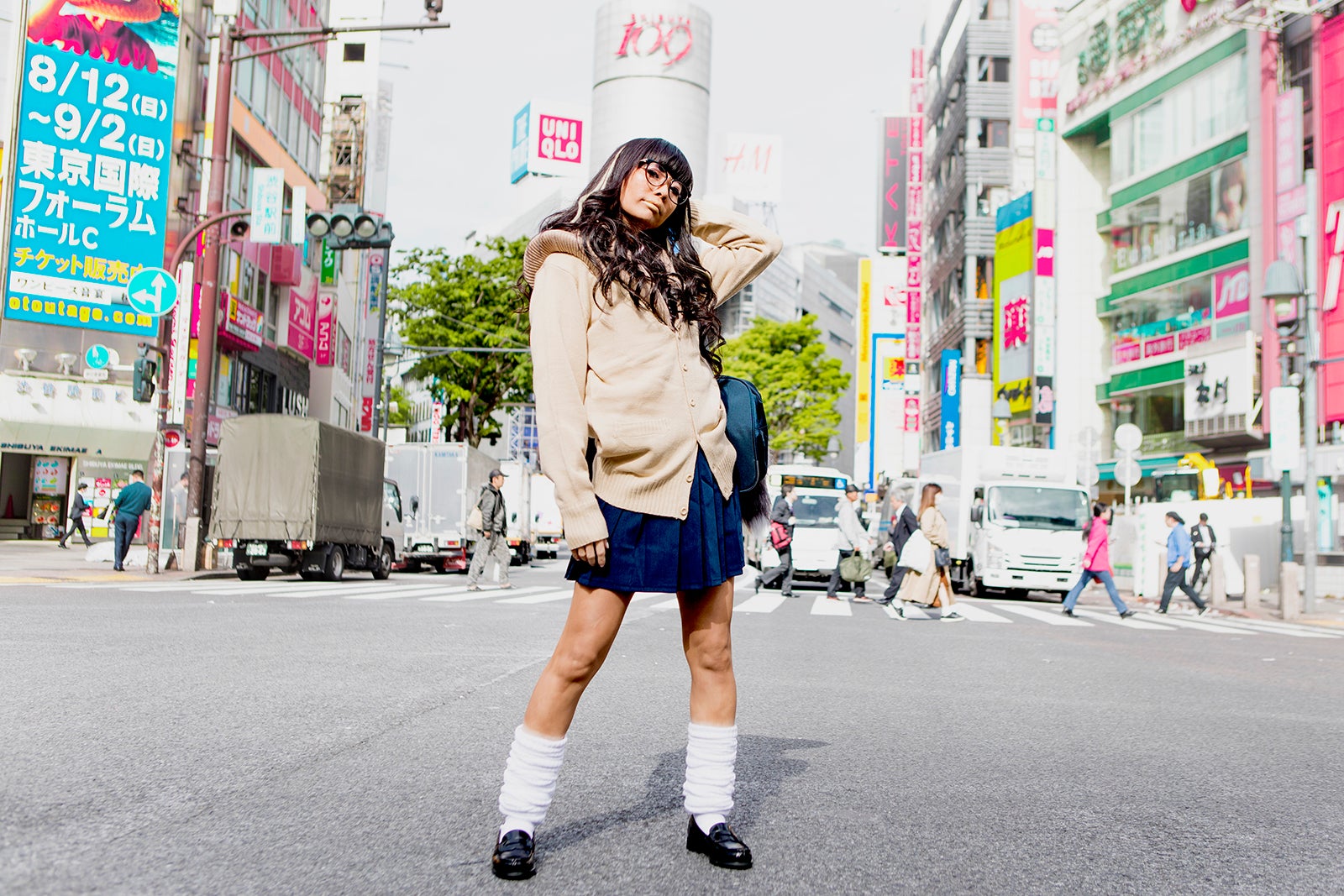 ガングロメイクでパラパラ踊るユイ・ガ・ドクソン　黒肌ギャルユニット・Black Diamondと共演