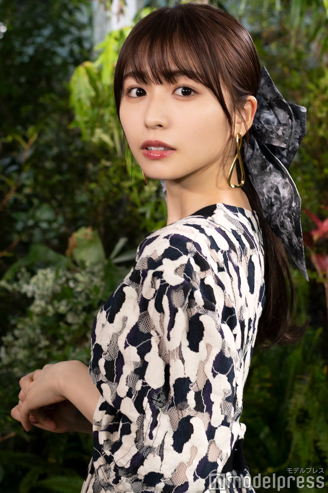 【長濱ねる・コーディネートのポイント】色味はダークトーンにまとめたが、ジャガード織り総柄ワンピースで華やかなイメージに。普段つけるには大きすぎるくらい目立つリボンは、色味を合わせることで落ちつきある大人可愛いスタイルにしました。（C）モデルプレス