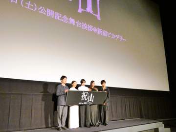 「綺麗でカッコいい」「ビジュ神」165cmトップ女優 激イメチェンのベリーショートで麗人コーデ 「背の高さが際立ちます」SNS称賛の嵐