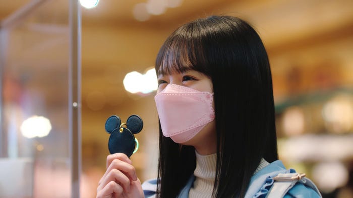 遠藤さくら/新CM「東京ディズニーシー20周年記念カード」篇より(C)Disney