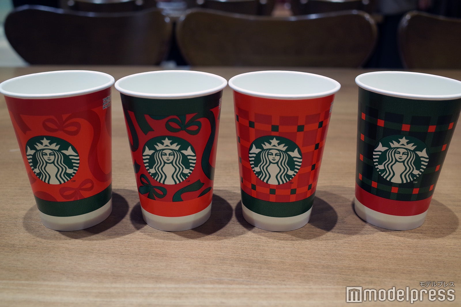 チェック柄やリボンのモチーフをデザインしたホリデー限定のホット専用カップ（C）モデルプレス