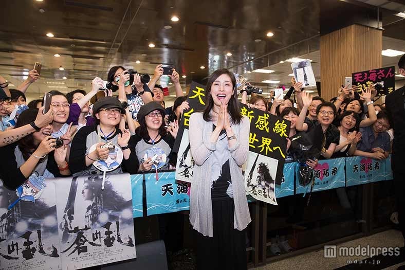 天海祐希、ファンの熱烈歓迎に涙を流す