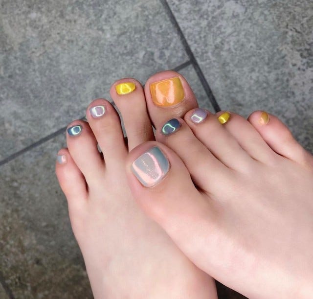 今年の人気カラーは？今すぐ真似したい「夏のフットネイル」