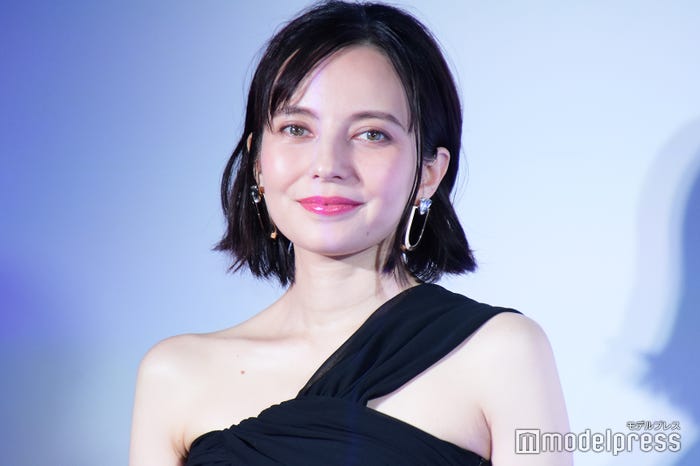 ベッキー 妊娠発表後初の公の場 ふんわり黒ドレスで登場 モデルプレス ベッキー 妊娠発表後初の公の場 ふんわり黒ドレスで登場 モデルプレス