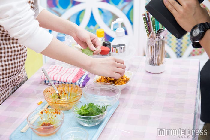 大葉をのせる(C)モデルプレス