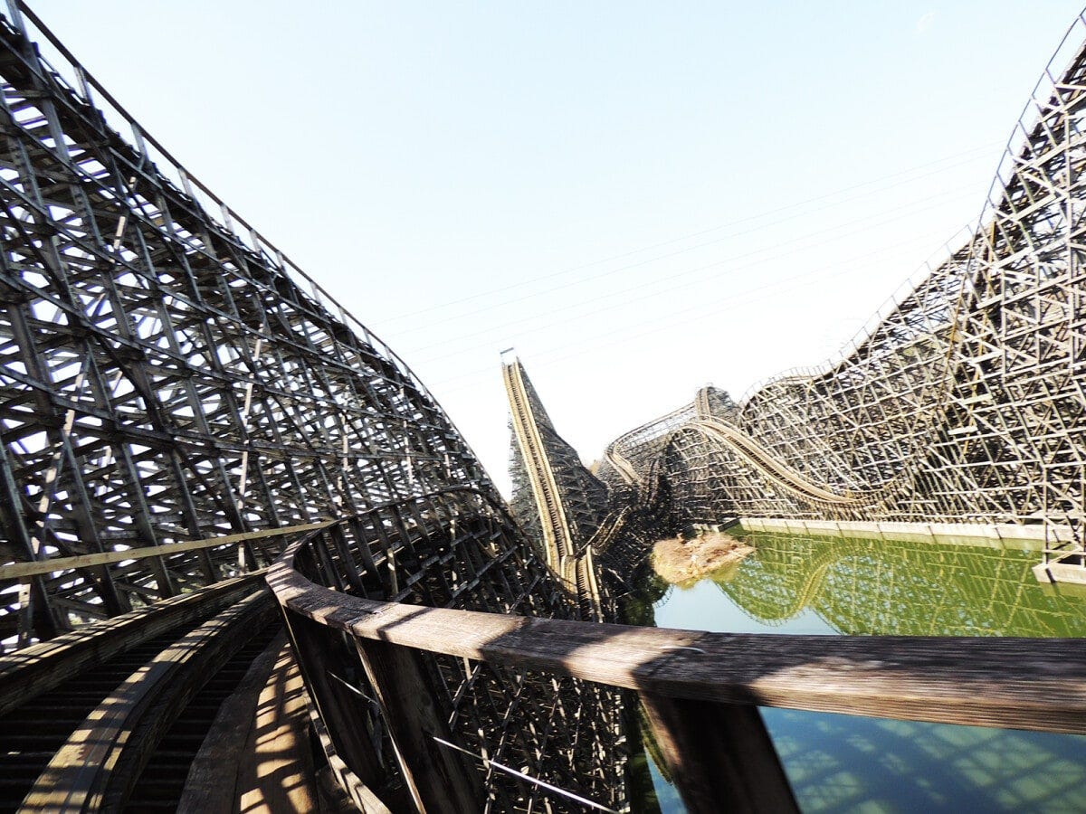 回転＆建築物突入コースのあとにパーッと開けて、レジーナⅡ全体のコースがよく見えます。ココの風景も美しいですね