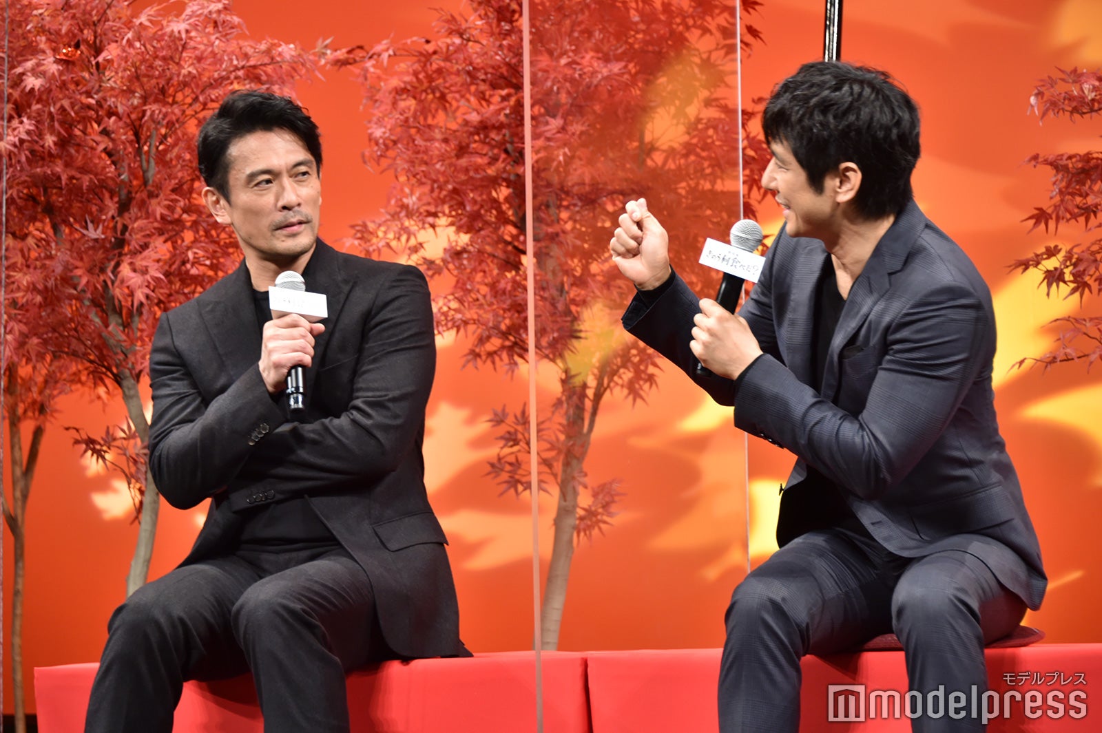 内野聖陽との自撮りシーンを回想する西島秀俊（C）モデルプレス