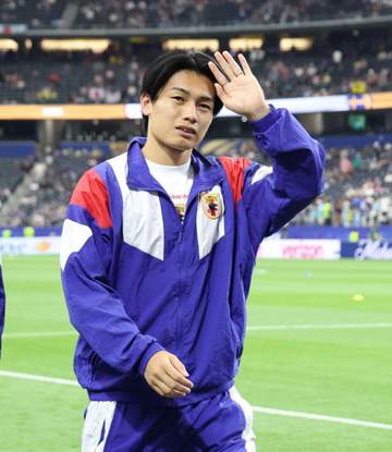 W杯から帰国の上田綺世 モデル妻＆4月誕生の娘連れ故郷へ「いつも変わらない温かい人柄」店員も感激 オシャレ私服がさすが