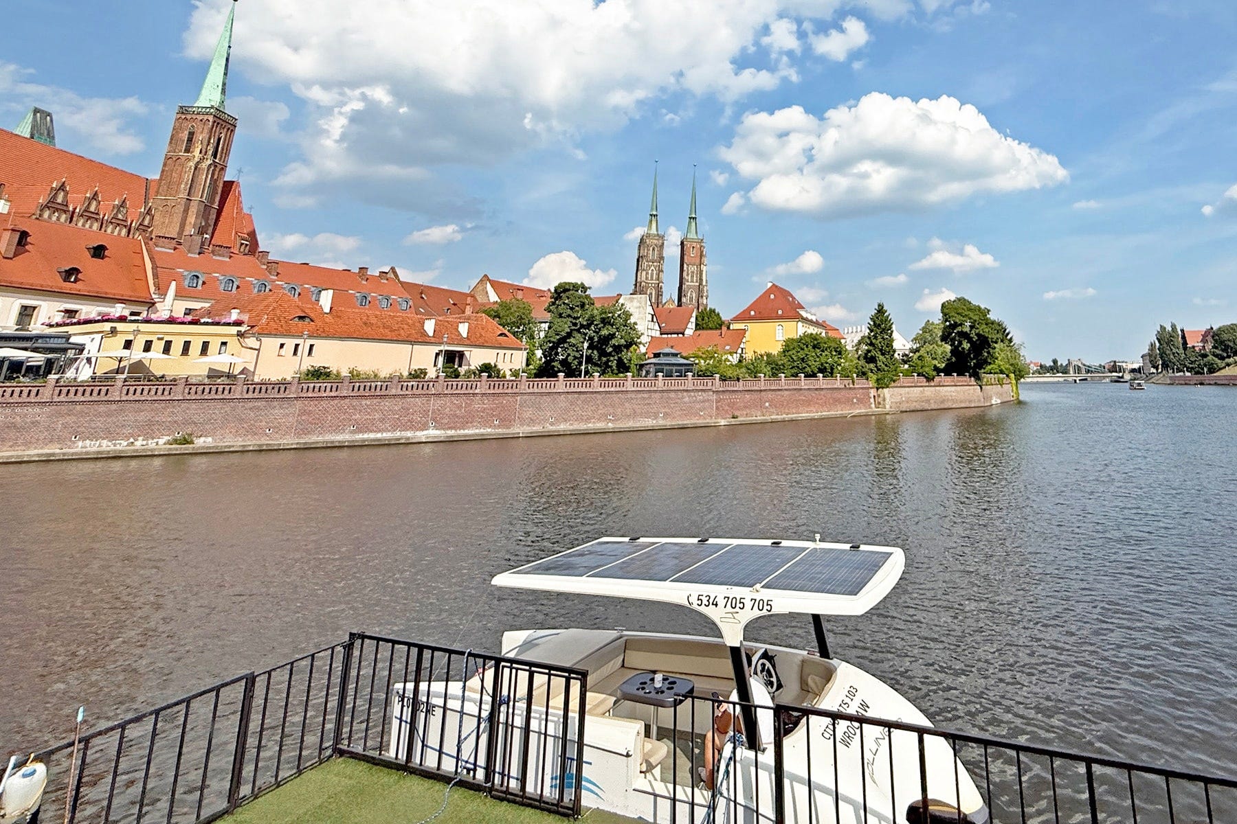 今回オドラ川クルーズで乗船した白い船。静かで快適