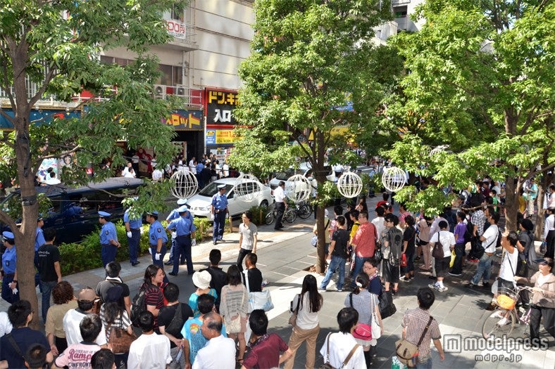 メンバーをひと目見ようと劇場の裏口にファンが殺到