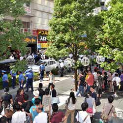 メンバーをひと目見ようと劇場の裏口にファンが殺到