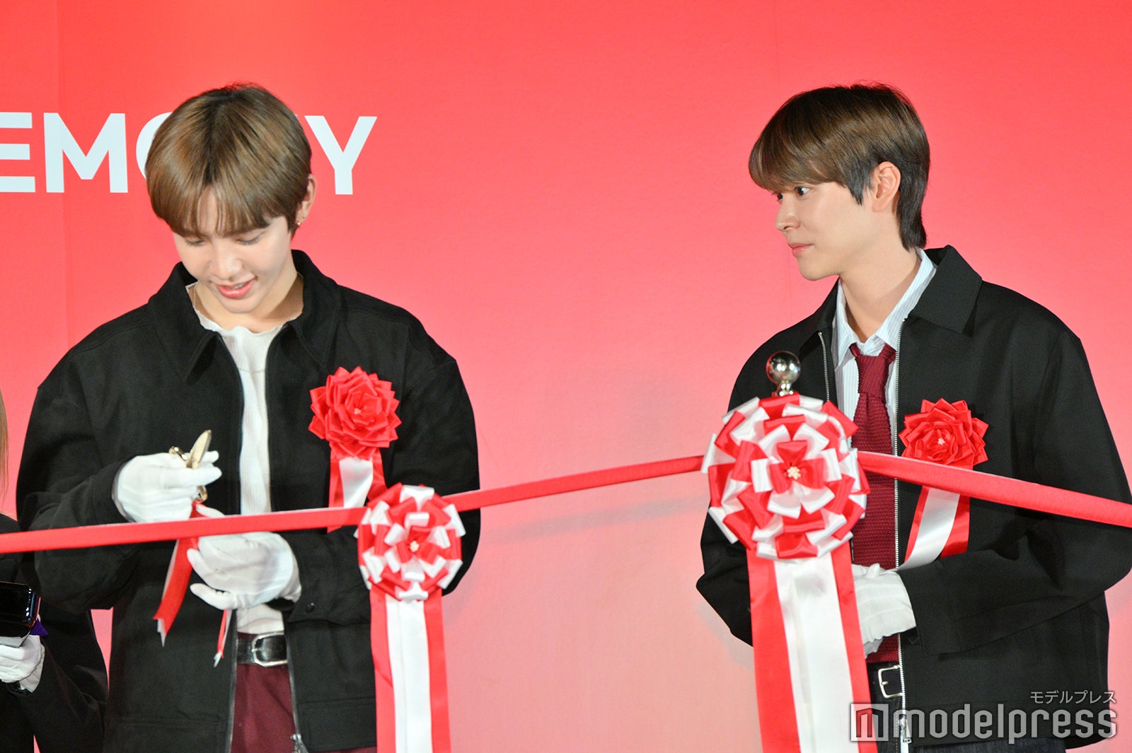 先に登壇していたショウタロウの様子をうかがうウンソク（C）モデルプレス