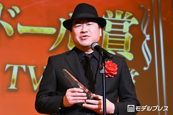 佐藤二朗「爆弾」キャストが祝福駆けつけ熱い抱擁 受賞を最初に伝えたいのは「妻」と即答【2026年エランドール賞】