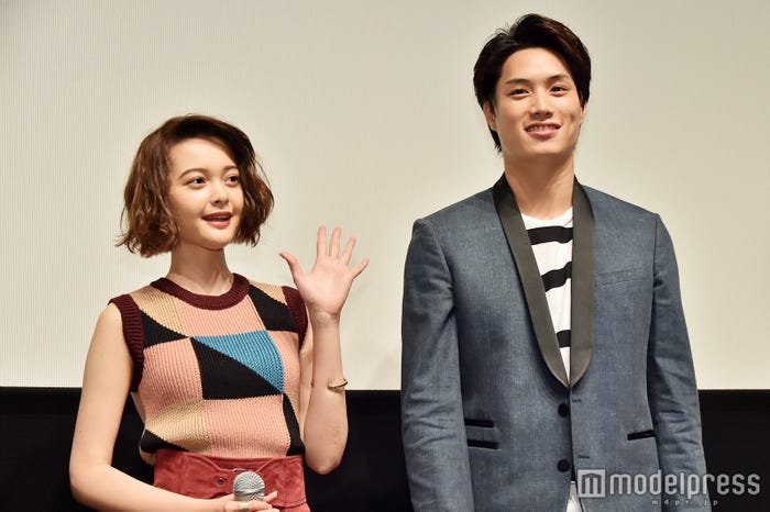 玉城ティナ、鈴木伸之(C)モデルプレス