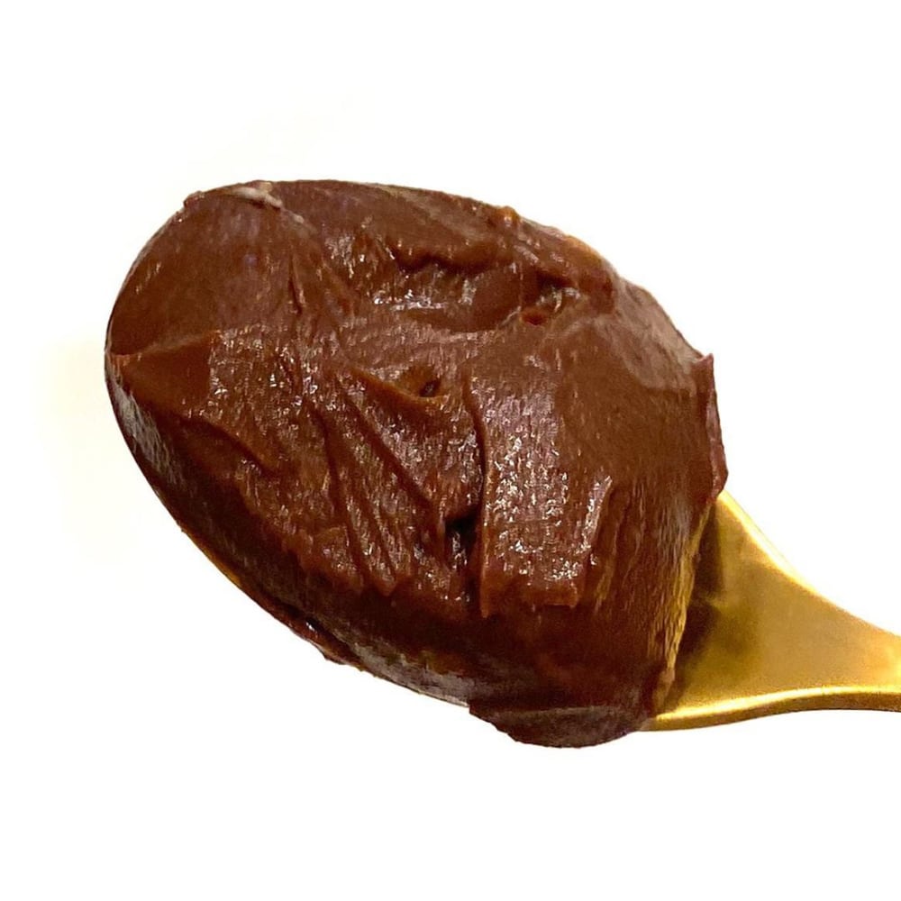 セブンイレブンスイーツのカップケーキマロンショコラのマロンソースをスプーンですくっている写真