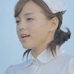 モデルプレス - 篠崎愛、圧巻の歌唱力に驚き ナース服×美声で男性を応援