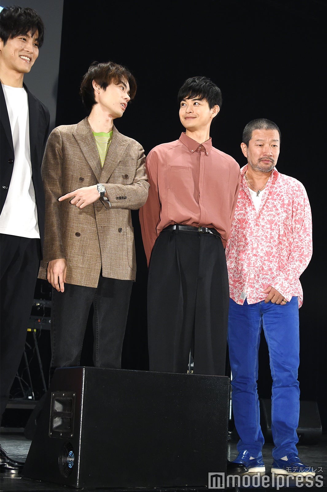 「やっぱり逆だった」と瀬戸康史に伝える菅田将暉／（左から）松坂桃李、菅田将暉、瀬戸康史、木村祐一 （C）モデルプレス
