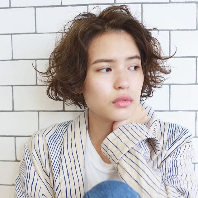 ショートボブ パーマは前髪なしが可愛い 大人女性に似合うスタイルは モデルプレス ショートボブ パーマは前髪なしが可愛い 大人女性に似合うスタイルは モデルプレス