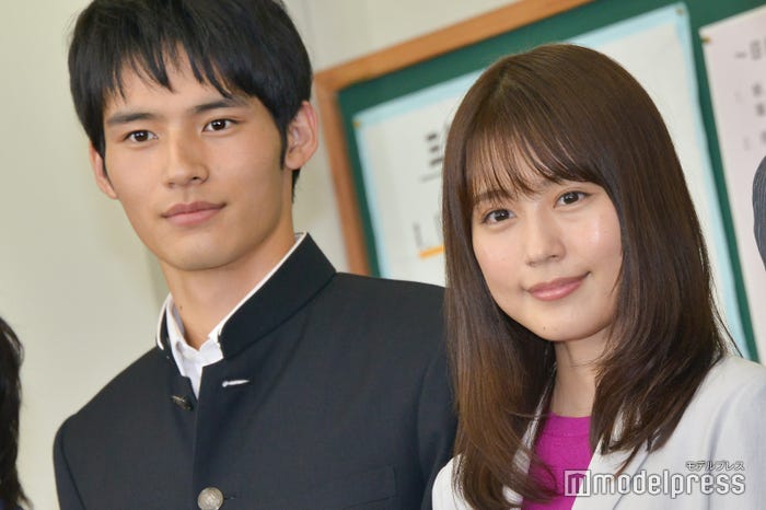 岡田健史、有村架純(C)モデルプレス