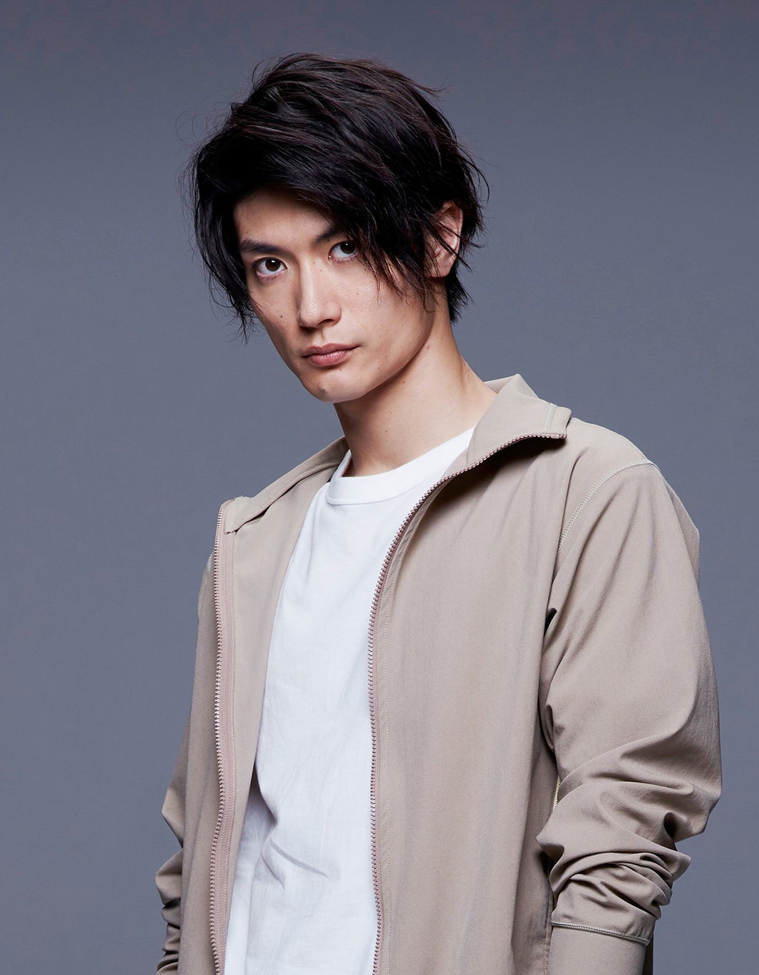 三浦春馬、沖縄でリラックスした姿「プラスアクト」両面表紙解禁