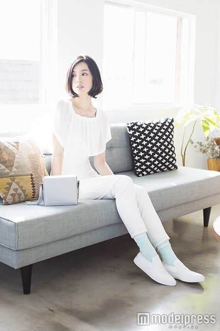 肩のフリルとスニーカーでギャップを狙うのも◎