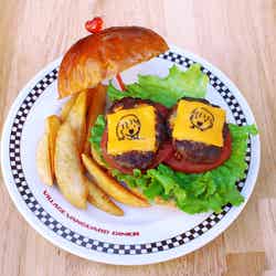 あいあい傘バーガー1,280円/画像提供:ヴィレッジヴァンガードコーポレーション