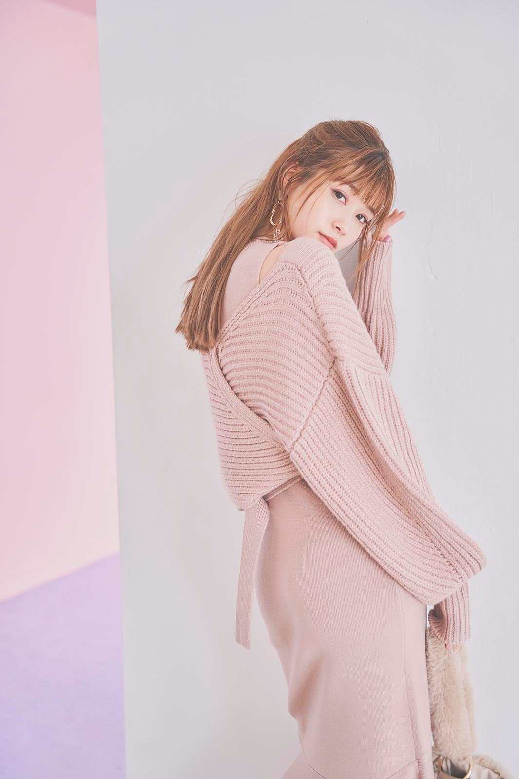 生見愛瑠、あざとさ全開のピンクコーデで魅了