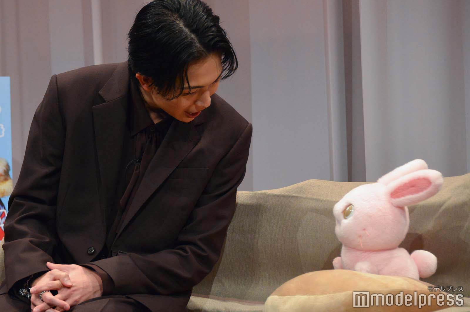 さくらにデレデレな綱啓永（C）モデルプレス