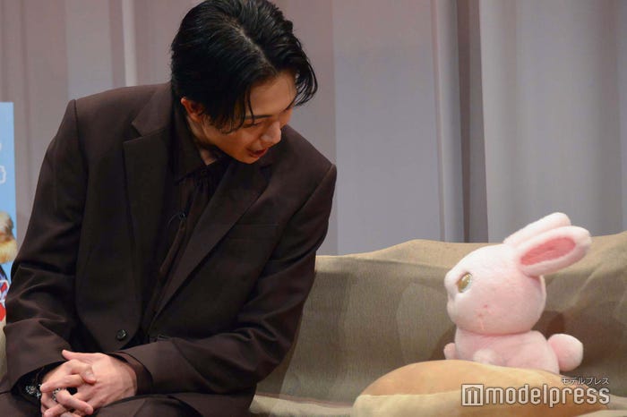 さくらにデレデレな綱啓永(C)モデルプレス