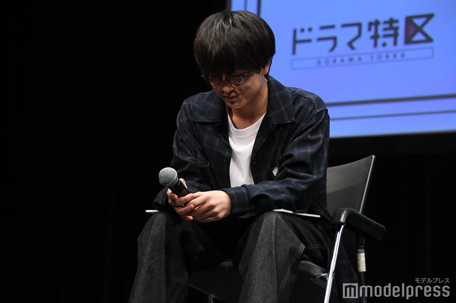 鈴木康介の綺麗な字と自分のを見比べボードを伏せた柏木悠（C）モデルプレス