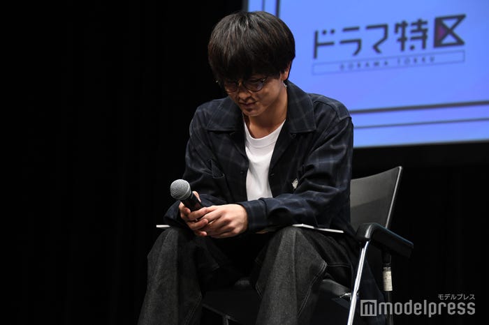 鈴木康介の綺麗な字と自分のを見比べボードを伏せた柏木悠(C)モデルプレス