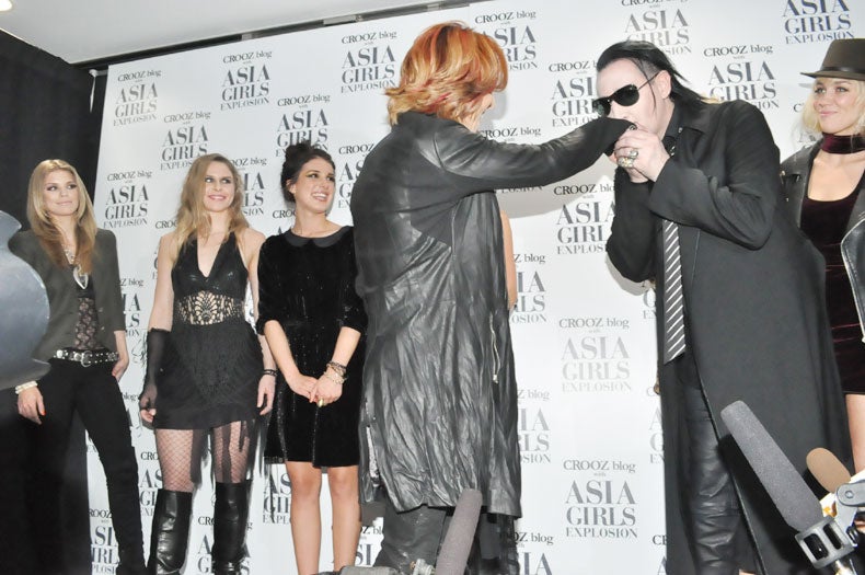 YOSHIKIの手にキスをするマリリン・マンソン