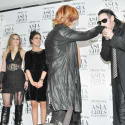 YOSHIKIの手にキスをするマリリン・マンソン
