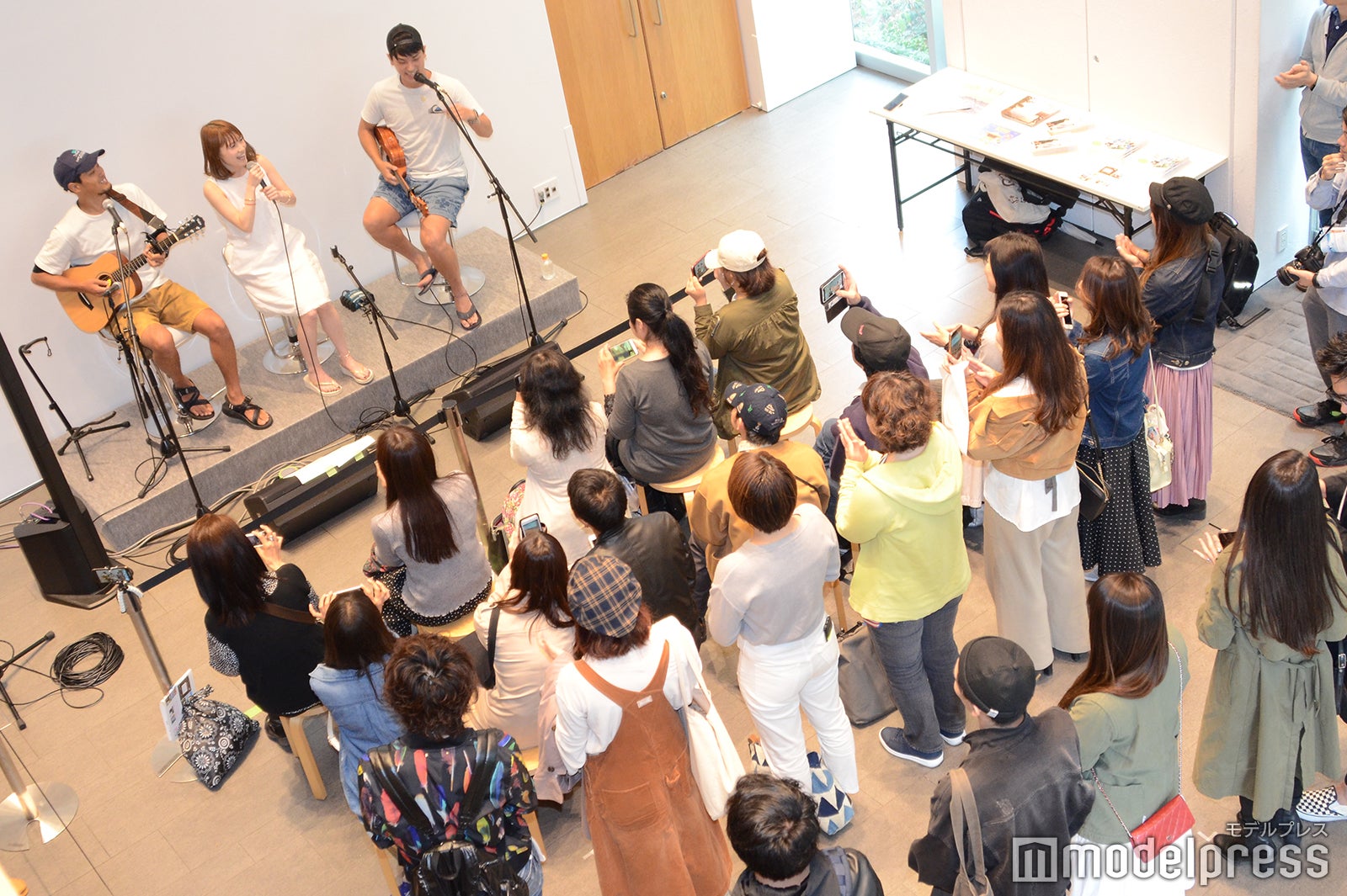 山下歩さん、kecoriさん、KAIKIさんによるライブ（C）モデルプレス