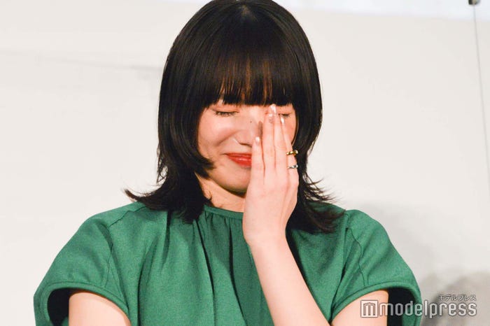 サプライズで手紙が読まれると知って驚く小松菜奈 (C)モデルプレス