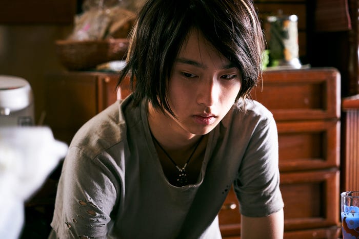 奥平大兼(C)2020「MOTHER」製作委員