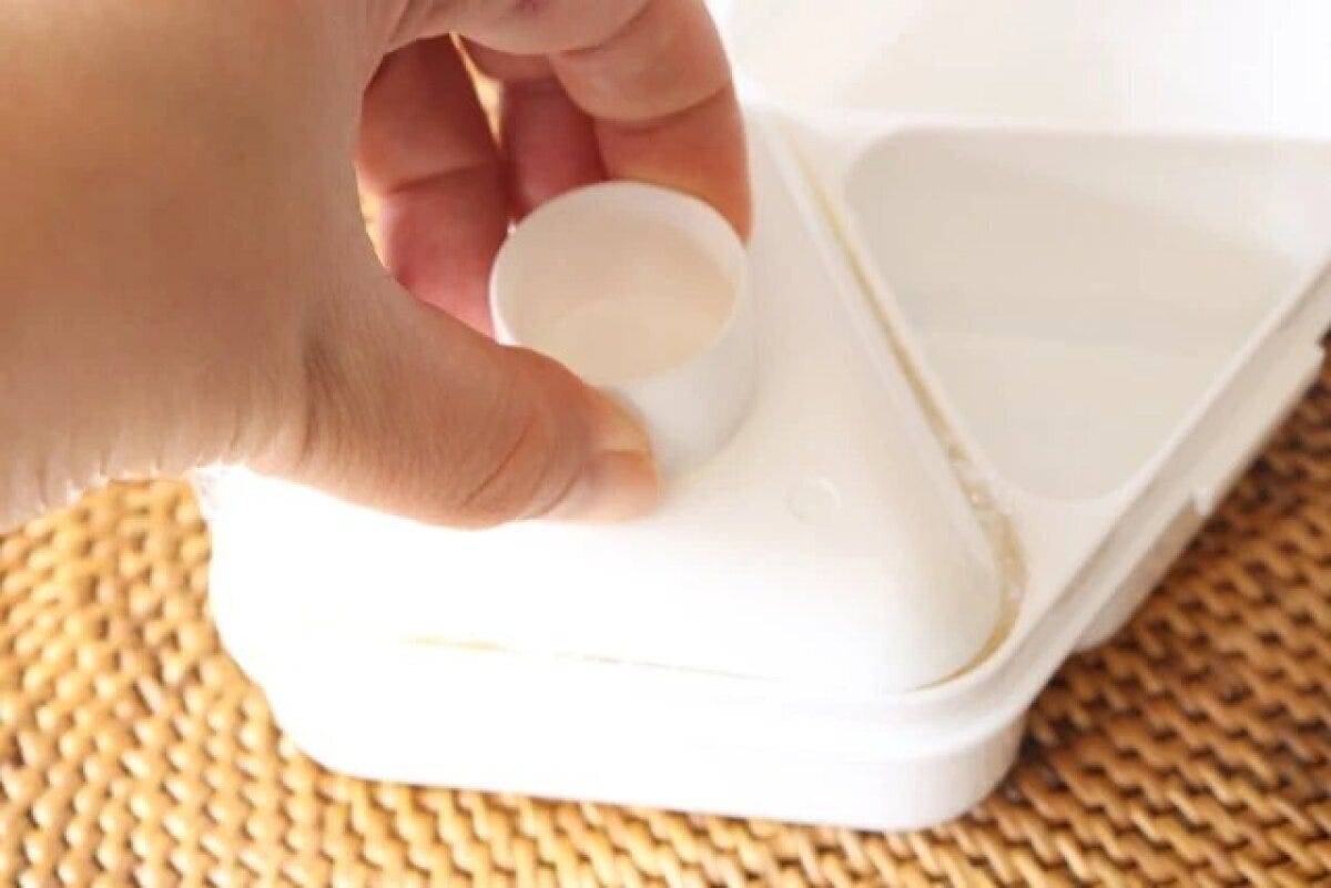 ダイソー　おにぎりランチボックス（580mL）　押し型