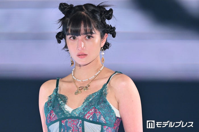 FAKY・Taki、黒髪＆前髪ぱっつんに劇的イメチェン【GirlsAward 2024 S／S】